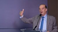 Alvaro Leyva en el pasado pane temático sobre las drogas - @cancilleriacol Instagram