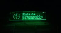 ruta de evacuacion signage