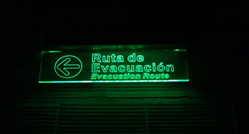 ruta de evacuacion signage