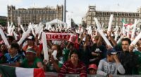 Personas viendo el futbol - Zocalo de la Ciudad de México