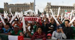 Personas viendo el futbol - Zocalo de la Ciudad de México