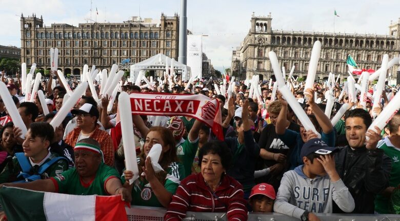 Personas viendo el futbol - Zocalo de la Ciudad de México