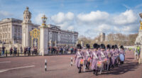 Salida de la banda de la Guardia de Gales del palacio de Buckingham