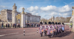 Salida de la banda de la Guardia de Gales del palacio de Buckingham