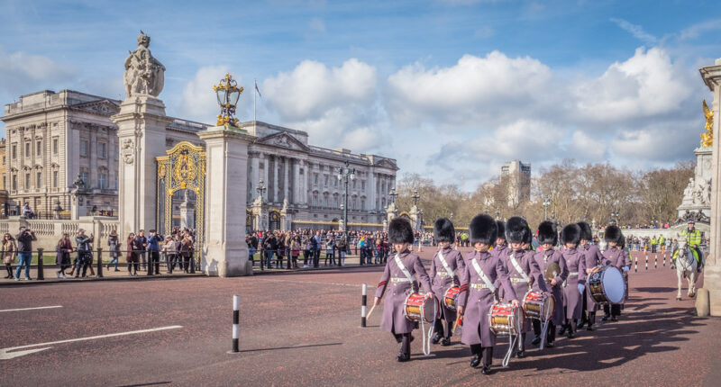 Salida de la banda de la Guardia de Gales del palacio de Buckingham