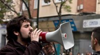 Joven con megáfono