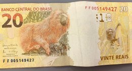 Billete brasileño de 20 reales del Banco Central do Brasil, con un mono león dorado
