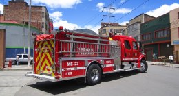 Carro de bomberos rojo de Bogotá estacionado en una calle del centro