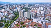 Vista aérea del centro de Cali, con torres de oficinas, edificios bajos y calles de la ciudad