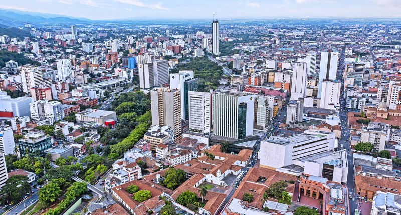Vista aérea del centro de Cali, con torres de oficinas, edificios bajos y calles de la ciudad