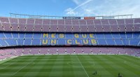 Estadio Camp Nou vacío, con la gradería azulgrana y el césped