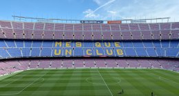 Estadio Camp Nou vacío, con la gradería azulgrana y el césped