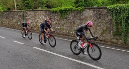 Egan Bernal con el uniforme de Ineos y casco rosado, en un grupo de ciclistas en carretera durante el Giro de Italia de 2021