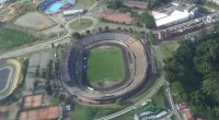 Vista aérea del estadio de Pereira, con la cancha de césped, la pista de atletismo y las graderías