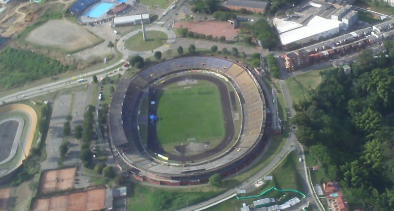 Vista aérea del estadio de Pereira, con la cancha de césped, la pista de atletismo y las graderías