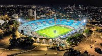 Estadio Centenario de Montevideo iluminado de noche, visto desde el aire