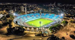 Estadio Centenario de Montevideo iluminado de noche, visto desde el aire