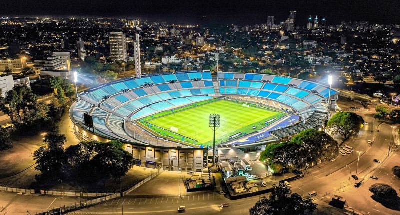 Estadio Centenario de Montevideo iluminado de noche, visto desde el aire
