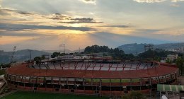 Estadio Palogrande de Manizales al atardecer, con graderías vacías y la cancha de césped