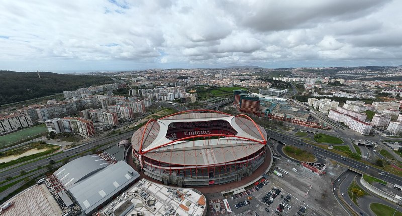 Vista aérea del Estadio da Luz de Lisboa, casa del Benfica, con la ciudad al fondo
