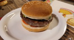 Hamburguesa casera servida con acompañamientos