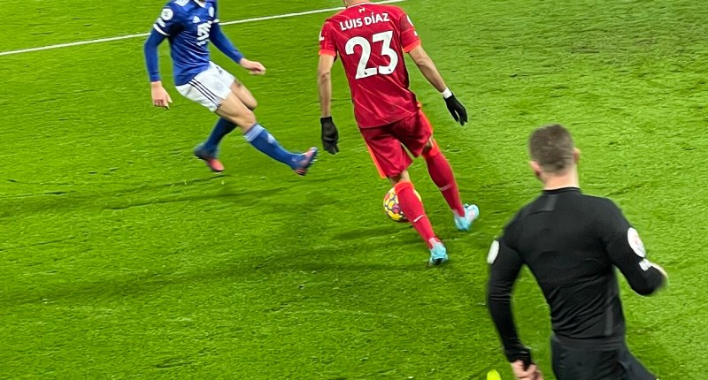Luis Díaz, con la camiseta roja del Liverpool, conduce el balón en un partido de la Premier League