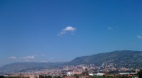 Vista panorámica de Medellín con sus edificios y cerros al fondo