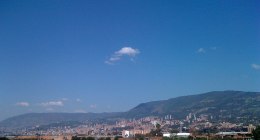 Vista panorámica de Medellín con sus edificios y cerros al fondo