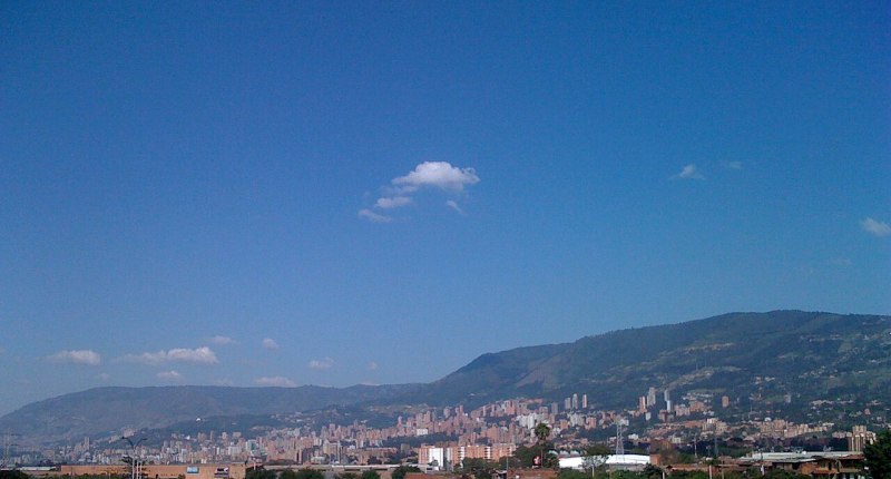 Vista panorámica de Medellín con sus edificios y cerros al fondo