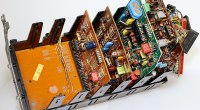 Placas electrónicas de un control remoto de televisor, sobre fondo blanco