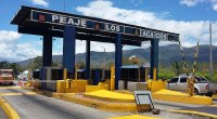 Peaje con barreras amarillas y cabinas, en una carretera colombiana