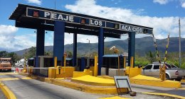 Peaje con barreras amarillas y cabinas, en una carretera colombiana