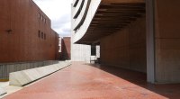 Parte trasera de la sede de la Procuraduría General de la Nación en Bogotá, con muros de concreto y ladrillo