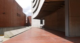 Parte trasera de la sede de la Procuraduría General de la Nación en Bogotá, con muros de concreto y ladrillo