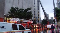 Bomberos, camiones de escalera y ambulancias de Bogotá durante un simulacro de rescate frente a la Torre Colpatria, en el centro de la ciudad