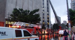 Bomberos, camiones de escalera y ambulancias de Bogotá durante un simulacro de rescate frente a la Torre Colpatria, en el centro de la ciudad