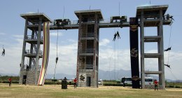 Torre de salto de la base de Tolemaida, con soldados descendiendo en rapel y el letrero de la escuela de lanceros