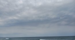 Mar Caribe con nubes bajas desde Santa Marta, Colombia