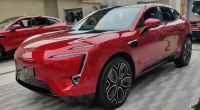 AVATR 11 rojo, un SUV eléctrico, en una sala de exhibición de concesionario