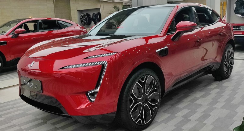 AVATR 11 rojo, un SUV eléctrico, en una sala de exhibición de concesionario