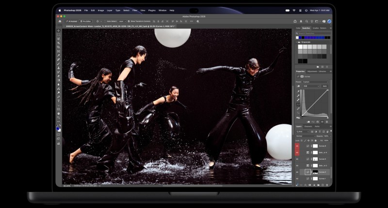 MacBook Pro con pantalla PROLED XDR mostrando Adobe Photoshop, con una foto de bailarinas de cuero negro sobre fondo oscuro