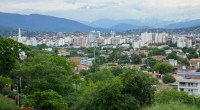 Vista panorámica de Cúcuta, con casas, edificios, árboles y montañas al fondo