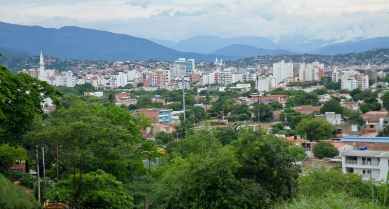 Vista panorámica de Cúcuta, con casas, edificios, árboles y montañas al fondo