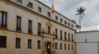 Fachada de piedra del Palacio de San Carlos, sede de la Cancillería en Bogotá, con la bandera de Colombia