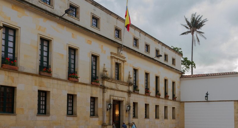 Fachada de piedra del Palacio de San Carlos, sede de la Cancillería en Bogotá, con la bandera de Colombia
