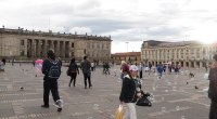 Plaza de Bolívar en Bogotá, con la fachada del Capitolio Nacional al fondo y transeúntes