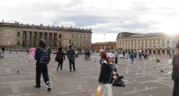 Plaza de Bolívar en Bogotá, con la fachada del Capitolio Nacional al fondo y transeúntes