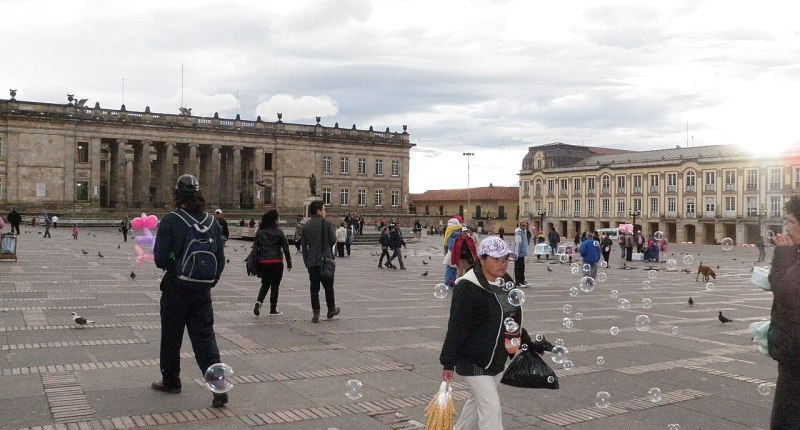 Plaza de Bolívar en Bogotá, con la fachada del Capitolio Nacional al fondo y transeúntes