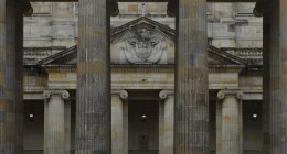 Columnas jónicas del Capitolio Nacional de Bogotá, sede del Congreso, con la estatua de un prócer al fondo