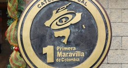 Placa de bronce con el nombre Catedral de Sal y la leyenda Primera Maravilla de Colombia, en Zipaquirá